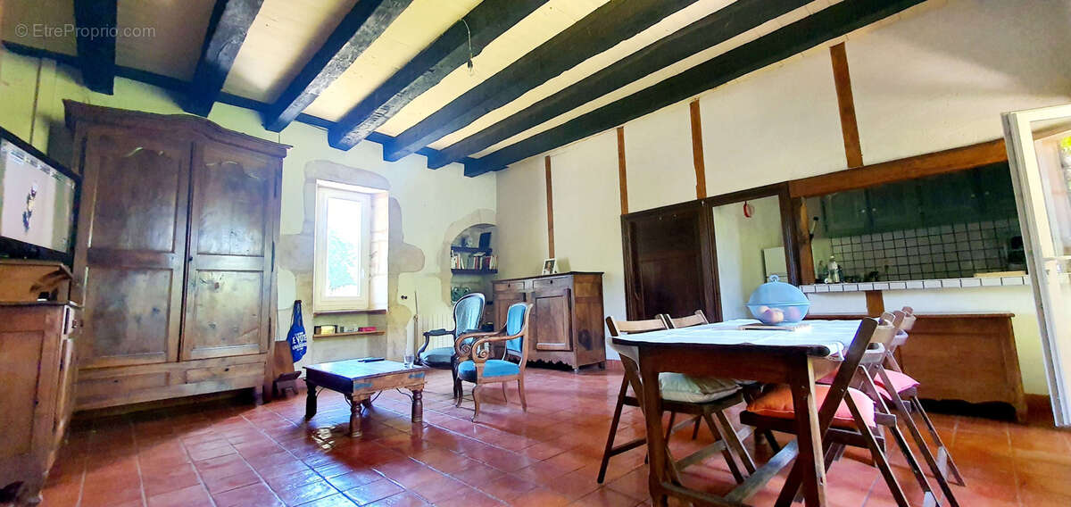 Maison à BLANQUEFORT-SUR-BRIOLANCE
