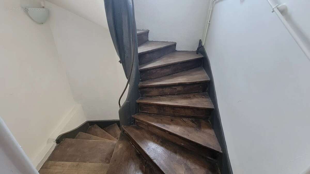 Au coeur du centre ville - grande maison de ville offrant quatre chambres, une courette, cave et dépendance - photo 11