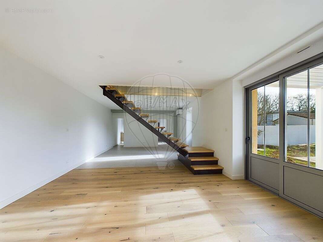 Maison à SAINT-LAURENT-DE-LA-PREE