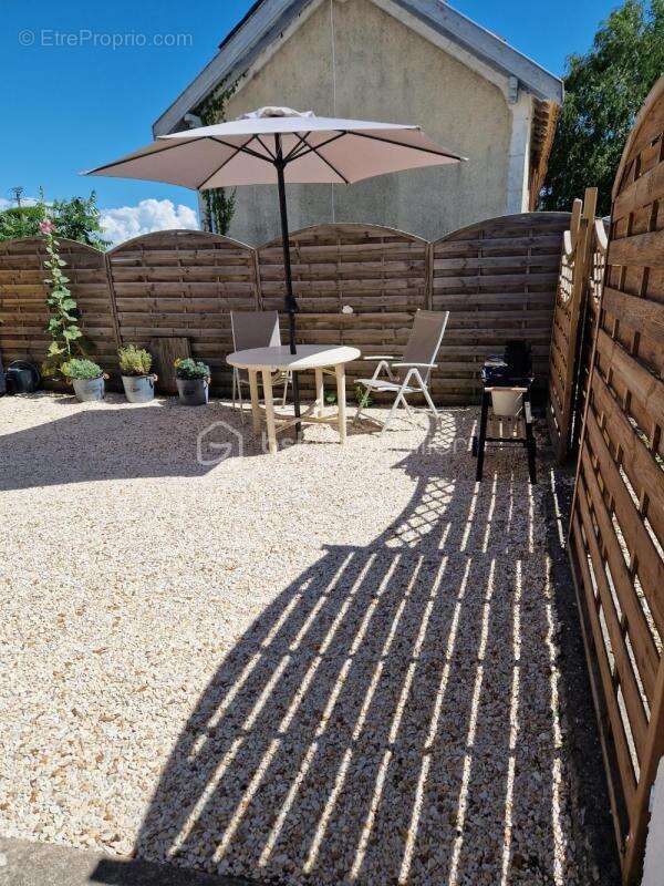 Longère charentaise pleine de charme avec chai et terrasse – Floirac (17) - photo 22