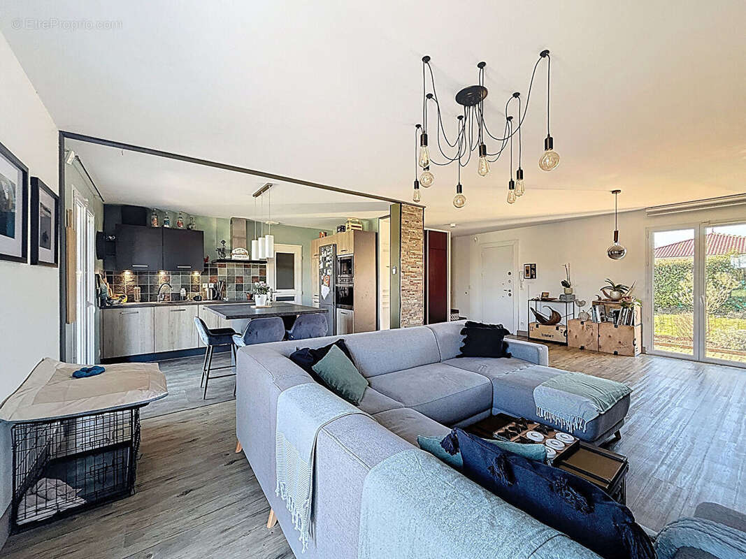 Maison à VILLIEU-LOYES-MOLLON