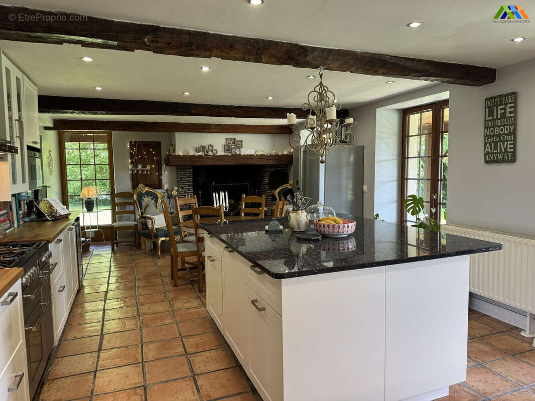 Maison 235 m² à Sauveterre-De-Bearn  - photo 4