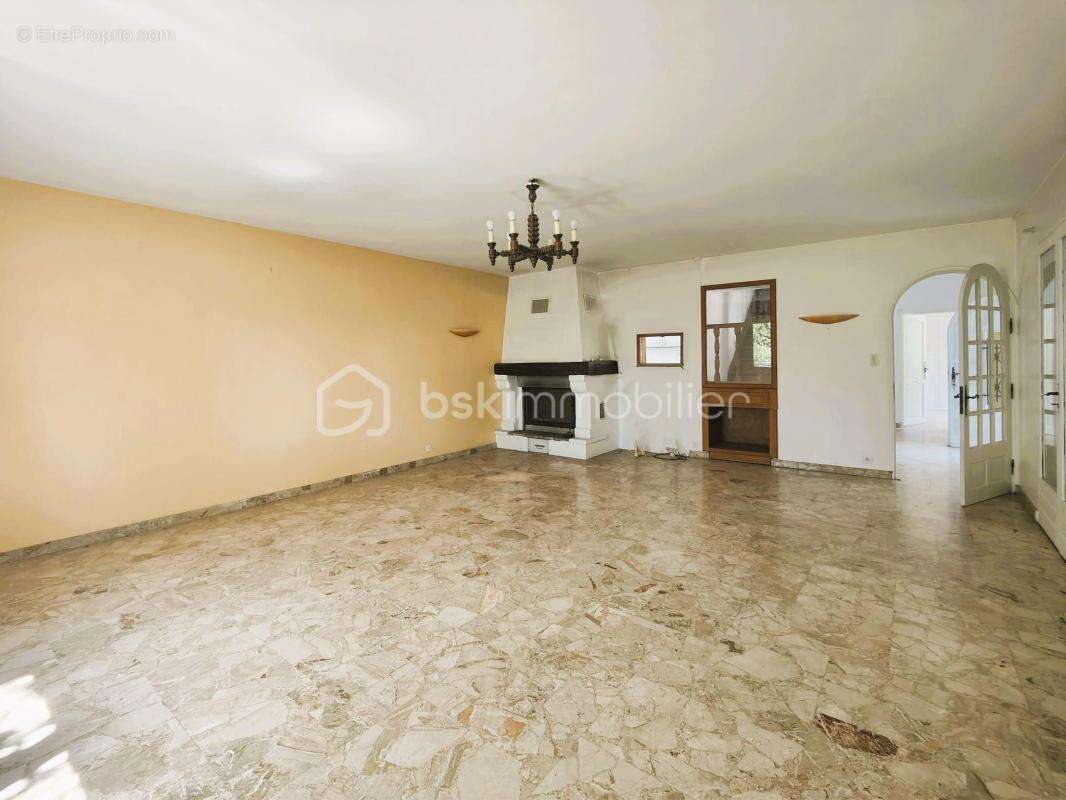 Propriété de caractère composée de deux logements, vastes dépendances et potentiel foncier - photo 3