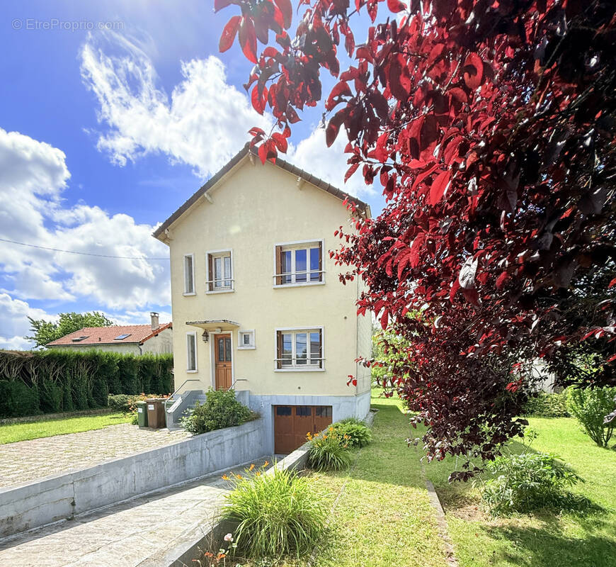 Maison à LA QUEUE-LES-YVELINES