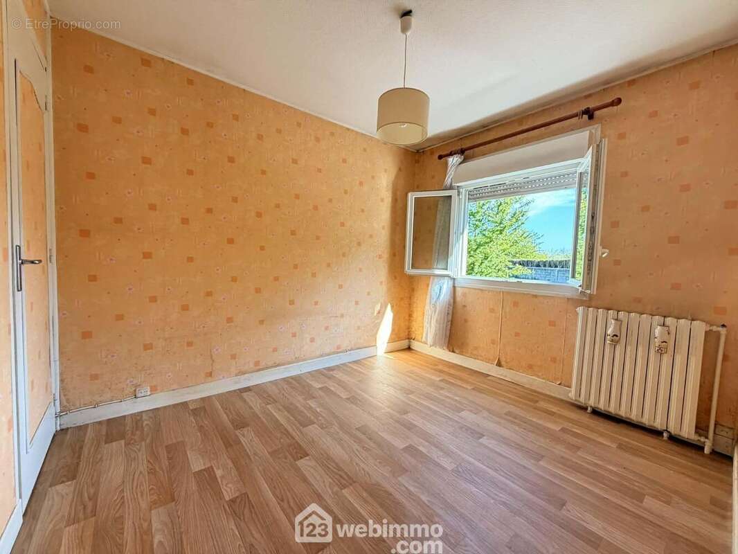 La première chambre de 11 m² avec ... - Maison à ATHIES-SOUS-LAON