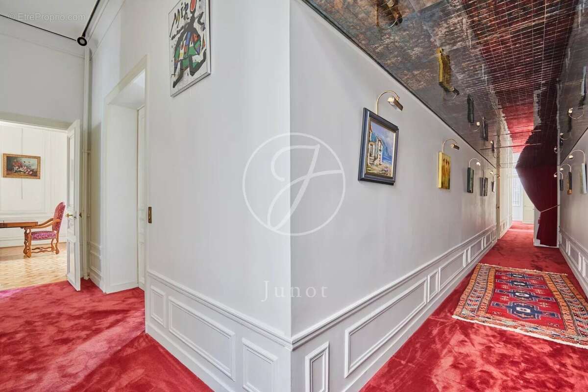 Appartement à PARIS-16E