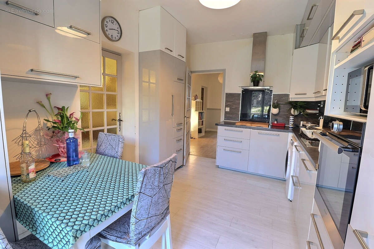 Maison à ENTRAIGUES-SUR-LA-SORGUE