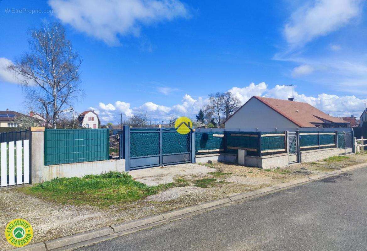Terrain à MARSEILLES-LES-AUBIGNY