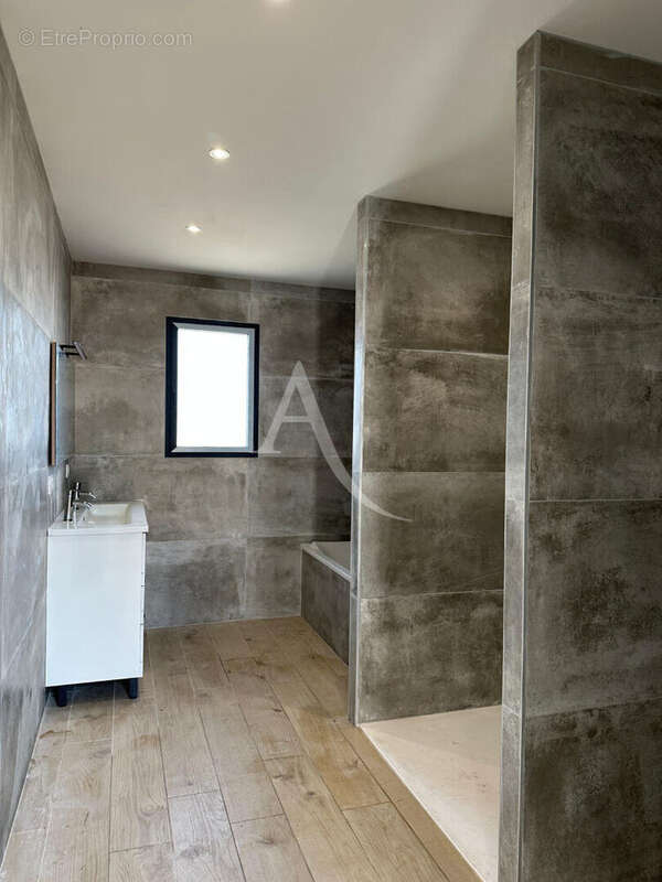 Maison à NIEUL-LE-VIROUIL