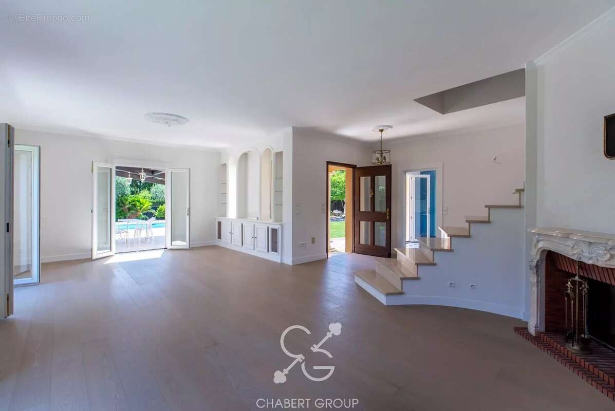 Villefranche-sur-mer - villa - 8 pièces - 200 m² - piscine - terrain de 1 500 m² - terrasses - stationnements - photo 4