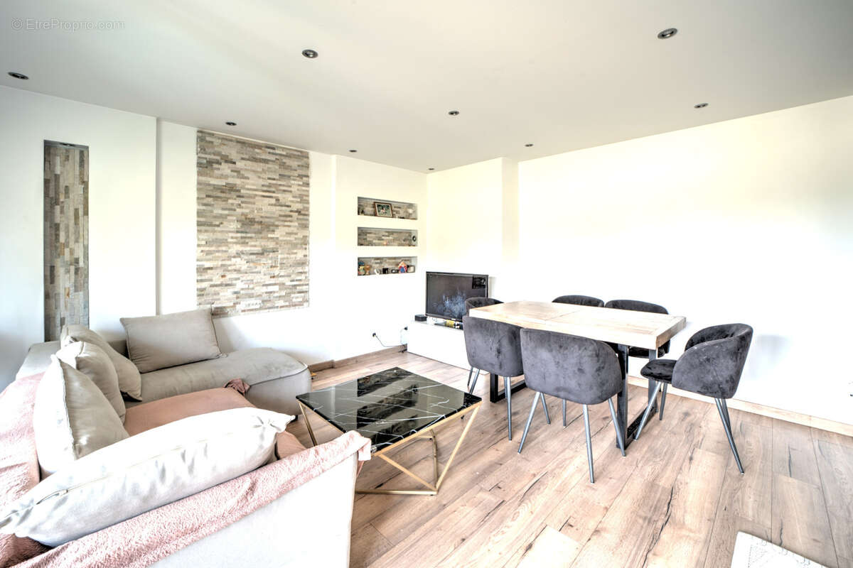 Appartement à PERON