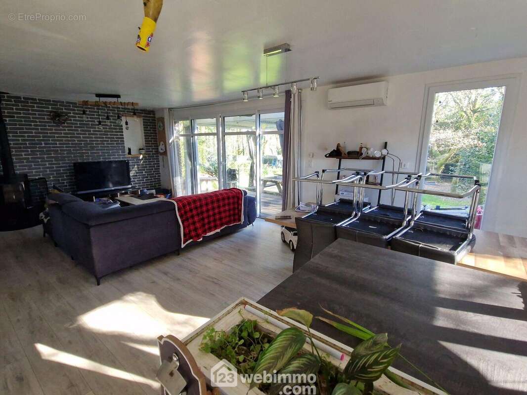 Lumineuse pièce à vivre avec son poêle à bois - Maison à LA ROCHE-SUR-YON