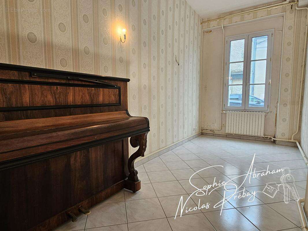 Maison de ville avec dépendances et fort potentiel en centre-ville de Toury - photo 5