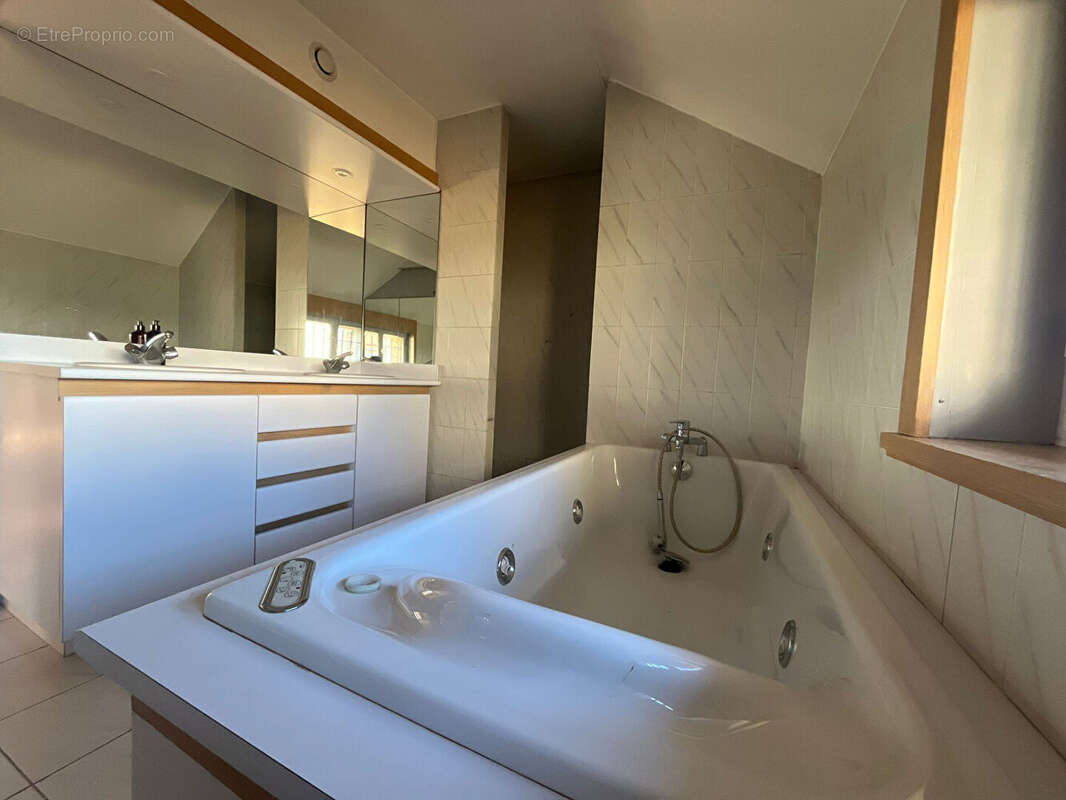 Maison à POUILLEY-LES-VIGNES