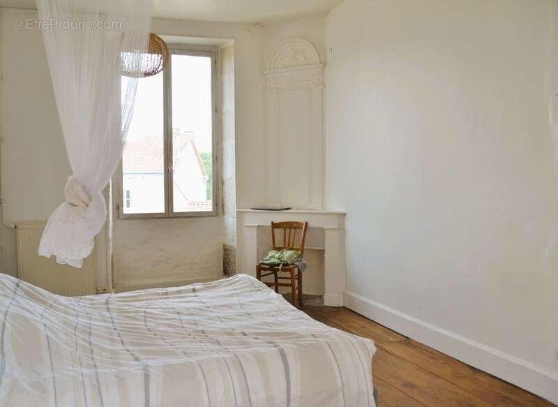 Maison à CHERVES-CHATELARS