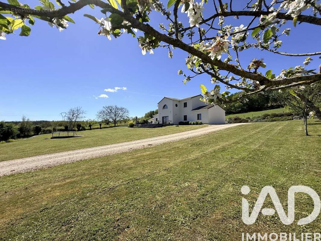 Maison 215 m² à Vouneuil-Sur-Vienne  - photo 4