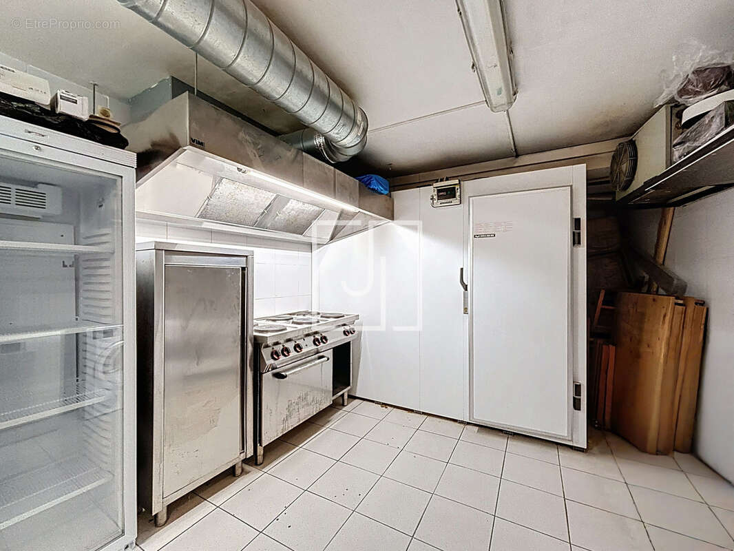 Commerce à ENCHASTRAYES