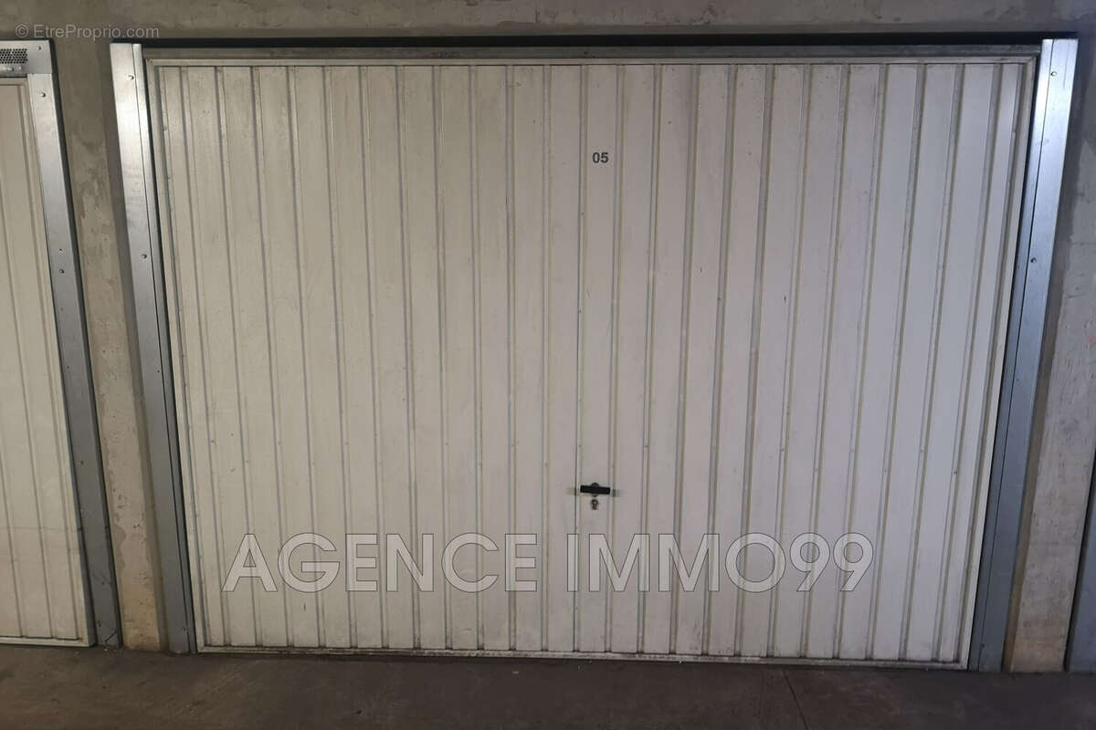 Parking à VALLAURIS