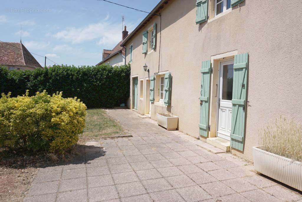 Maison à SAINT-CHRISTOPHE-EN-BRIONNAIS