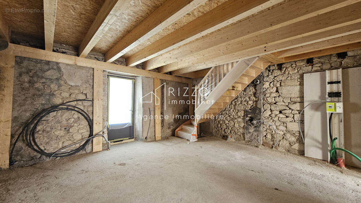 Maison à PERON