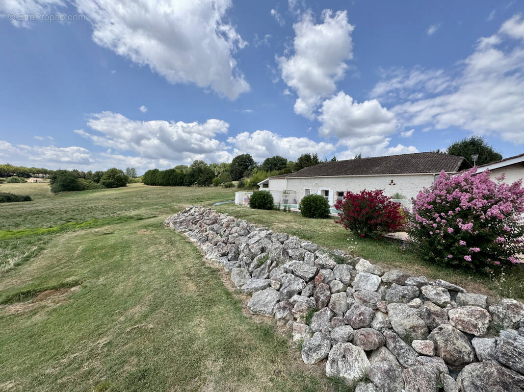 VILLENEUVE SUR LOT, propriété avec rapport locatif possible, grange, piscine et terrain d'environ 4,5ha - photo 2