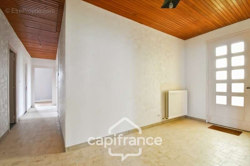 Maison à vendre entièrement rénovée, 6 pièces SAINT JEAN D'ANGELY (17), proche commerces avec jardin et garage - photo 18