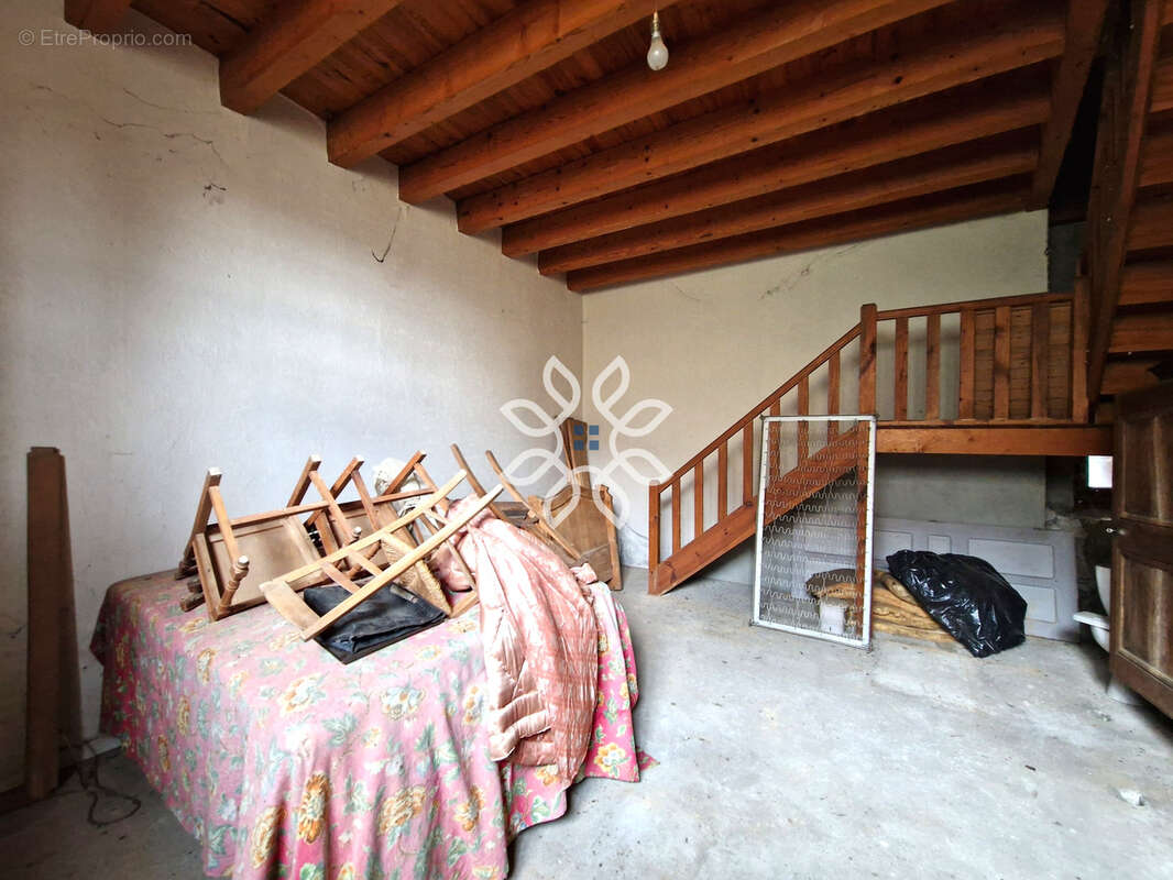 Maison avec jardin, terrasse, dépendances et fort potentiel - photo 10