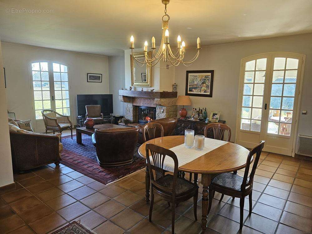Maison 8 pièces et une dépendance - Mourenx - Bourg (64150) - photo 4