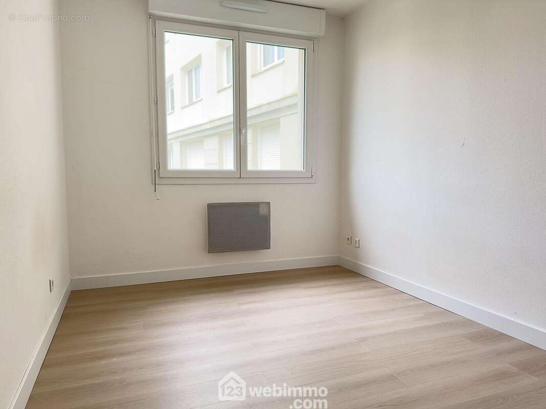 La chambre dispose d'un placard. - Appartement à NANTES
