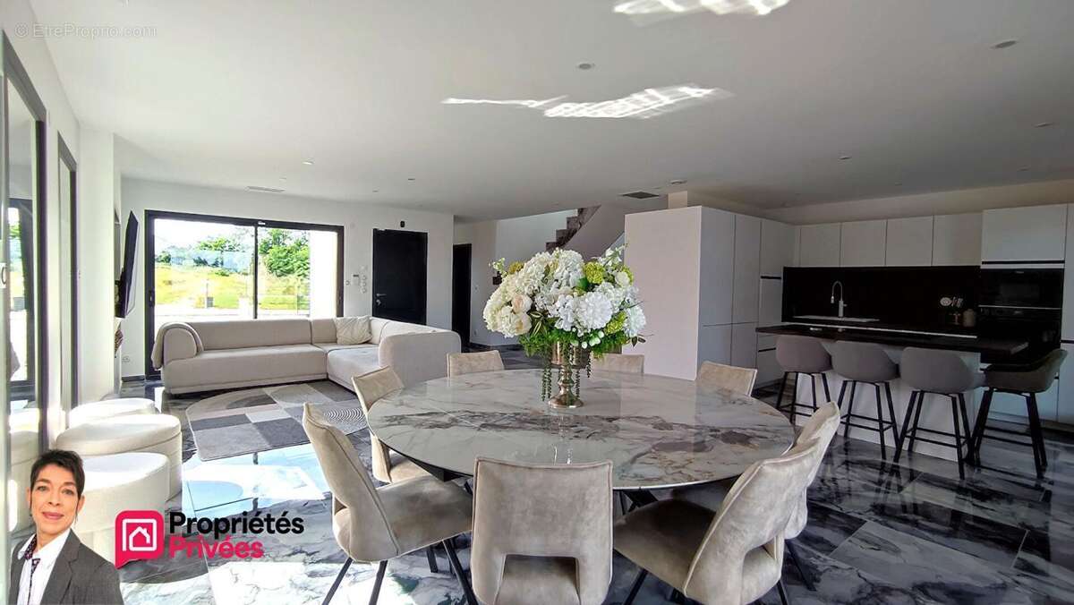 ROANNE (42300)  Villa contemporaine avec piscine, suite parentale et dépendance aménagée - photo 6