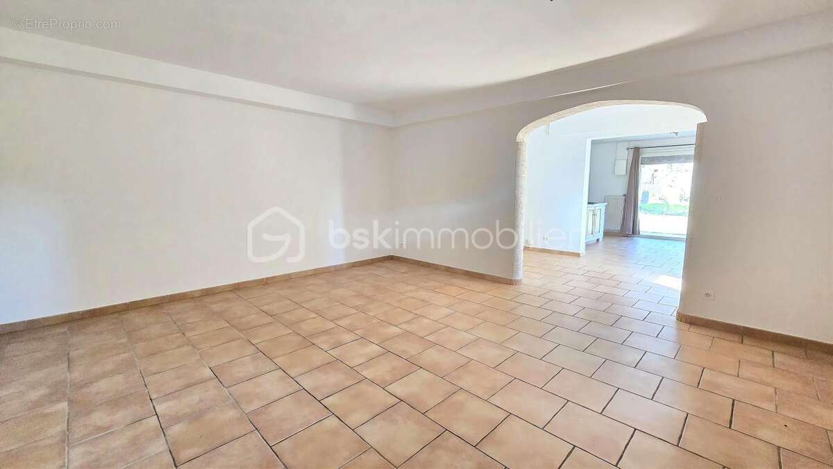À vendre sur la commune de Lauris : maison offrant deux appartements indépendants, le tout sur un terrain divisible - photo 4