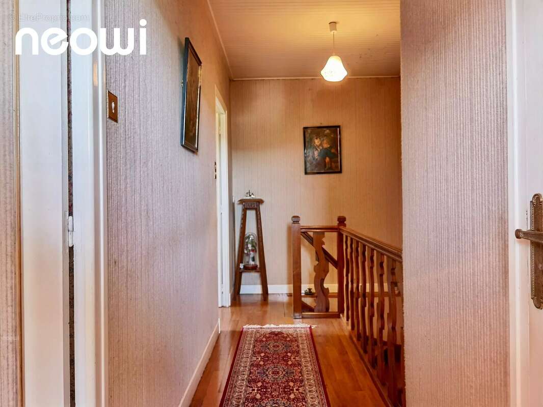 Charme de l'ancien, beaux volumes et jardin arboré au cœur de jussac ! - photo 8