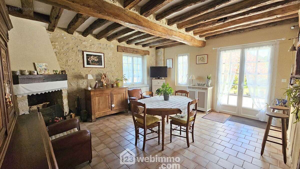 Un séjour de 24 m² avec sa cheminée ouverte.