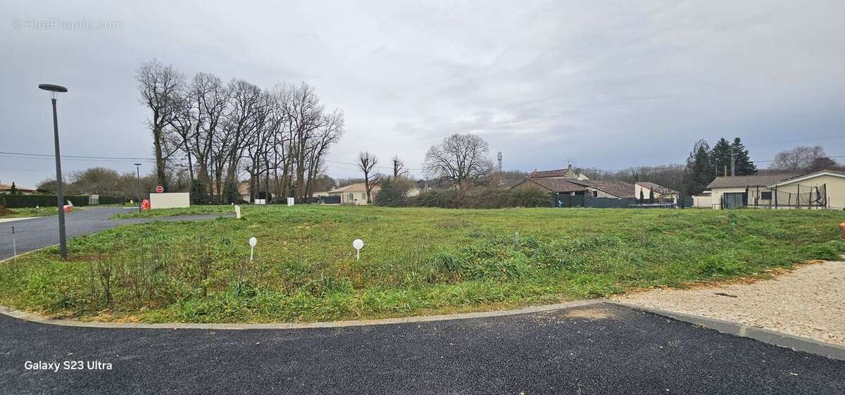 Terrain à VOEUIL-ET-GIGET