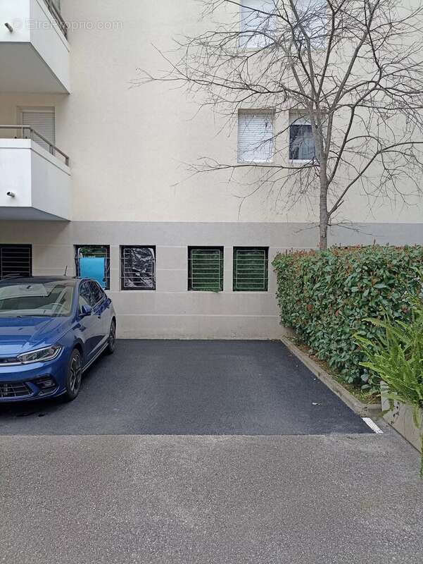 Parking à SAINT-LAURENT-DU-VAR