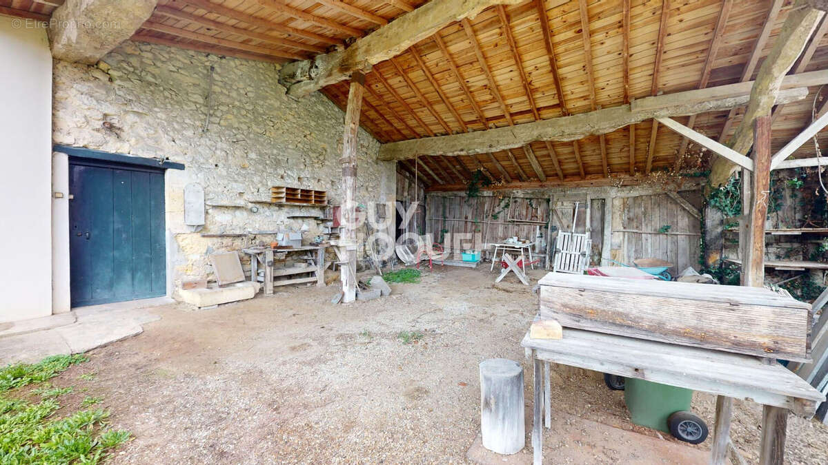 Maison à renover, sur grand terrain de 1100 m2 - photo 4