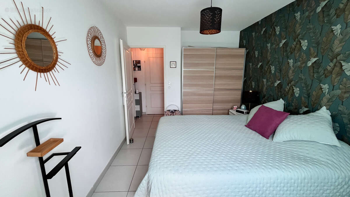 Six fours - appartement t3 - terrasse- vue degagee - 2 places de parking privees - photo 3