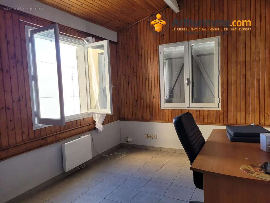 Commerce à LAROQUE-D'OLMES