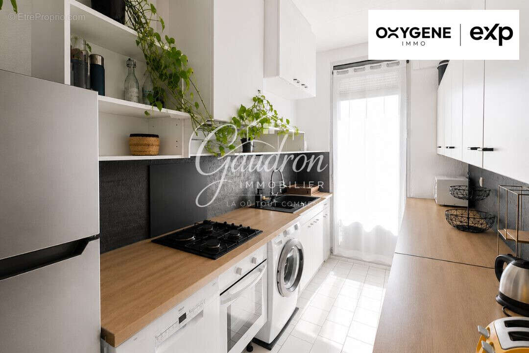 Cuisine ouverte aménagée et équipée, sur le séjour  - Appartement à PERPIGNAN