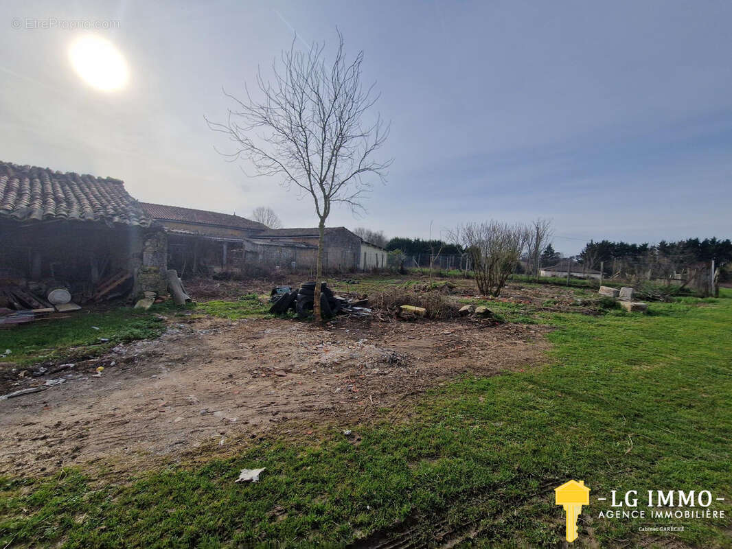 Parking à MIRAMBEAU