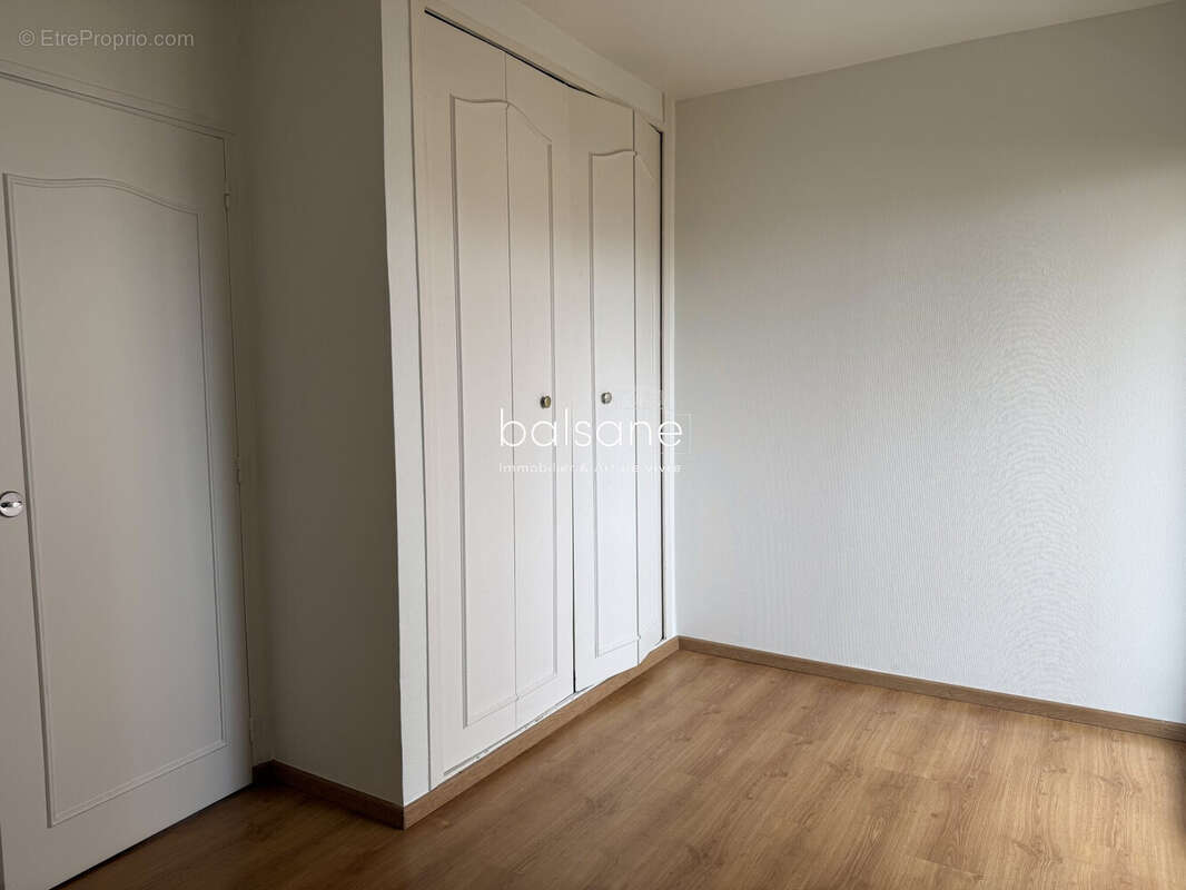 Chambre 1 - Appartement à SAINT-PIERRE-LES-ELBEUF
