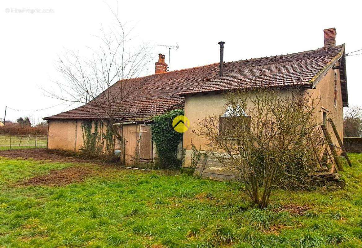 Maison à AINAY-LE-CHATEAU