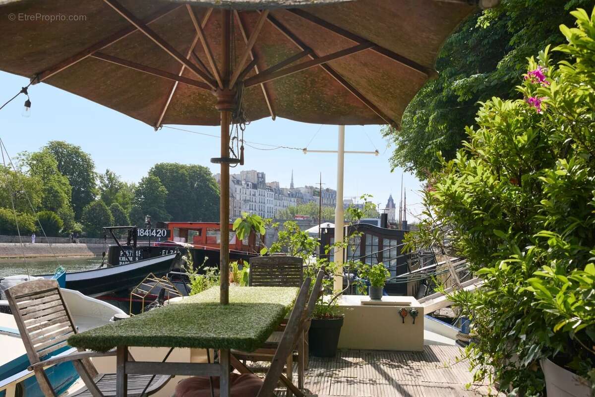 Autre à PARIS-6E