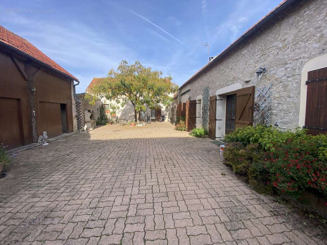 Maison à BEAUNE-LA-ROLANDE