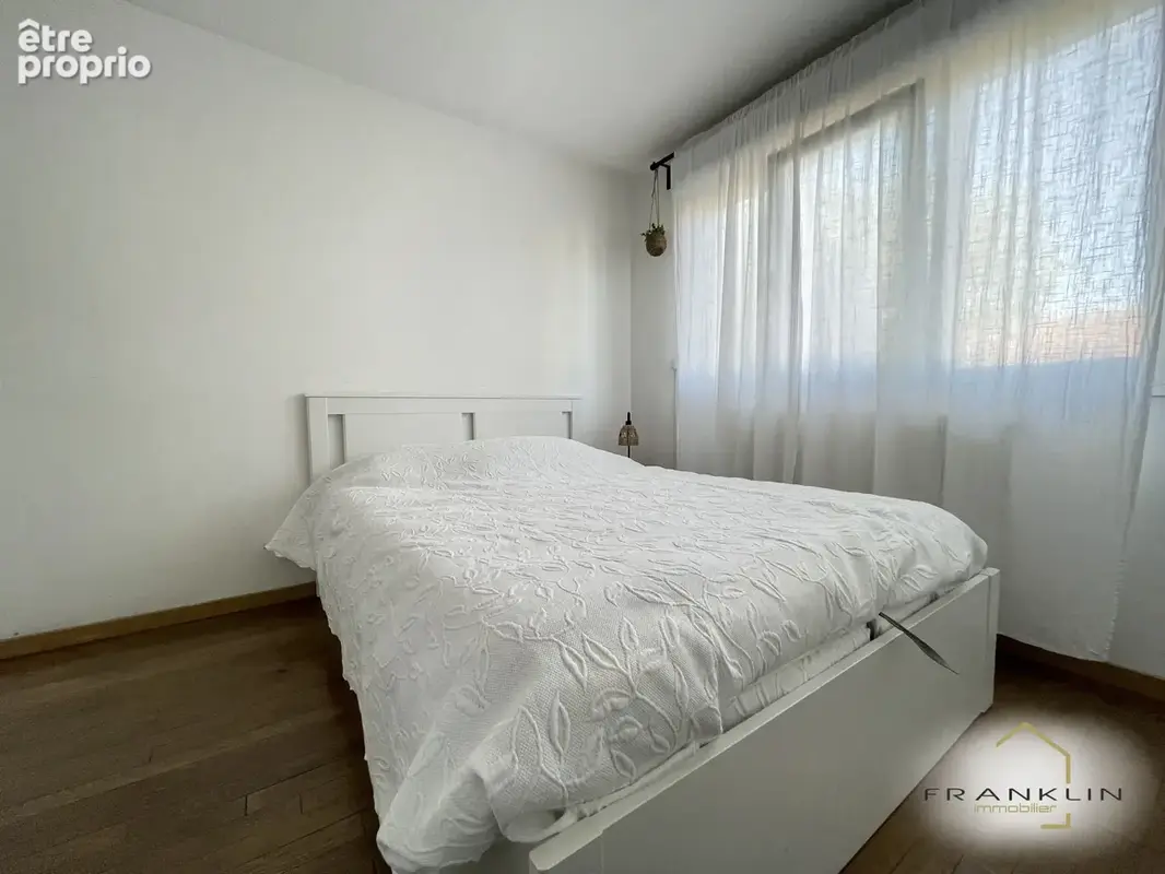 Tremblay-en-France, Pavillon traditionnel édifié sur un rez-de-jardin - 3 chambres - 402 m2 de terrain - photo 11
