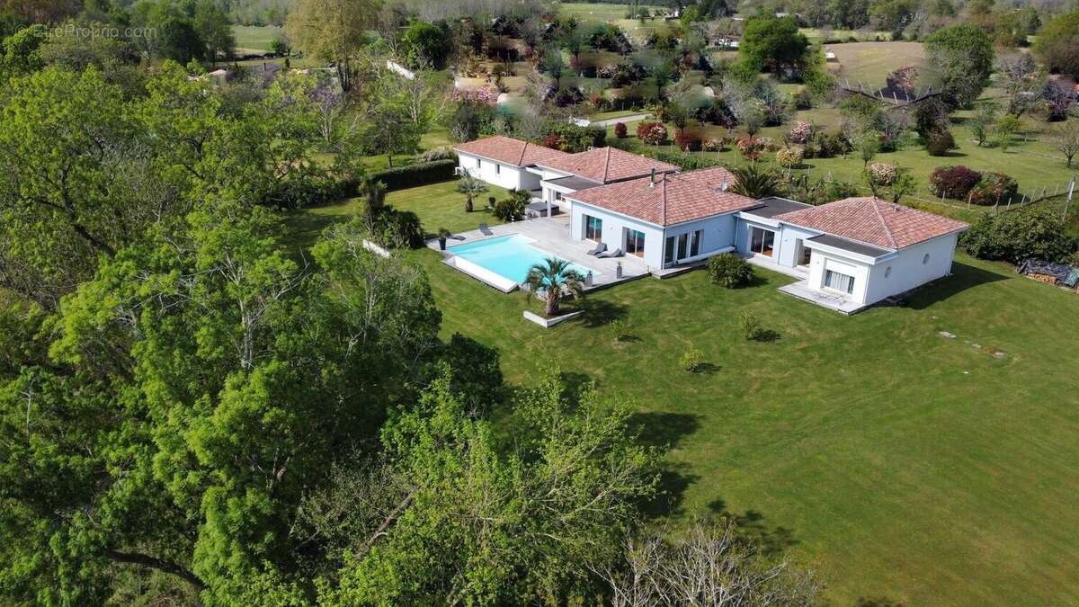 Lieu exceptionnel pour cette villa d'architecte de type 7 pièces de 266 m2 avec piscine - photo 20