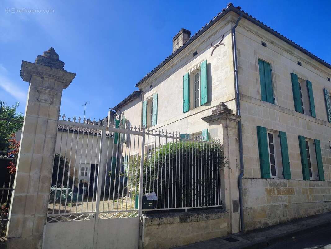 Maison 258 m² à Nieul-Le-Virouil  - photo 2