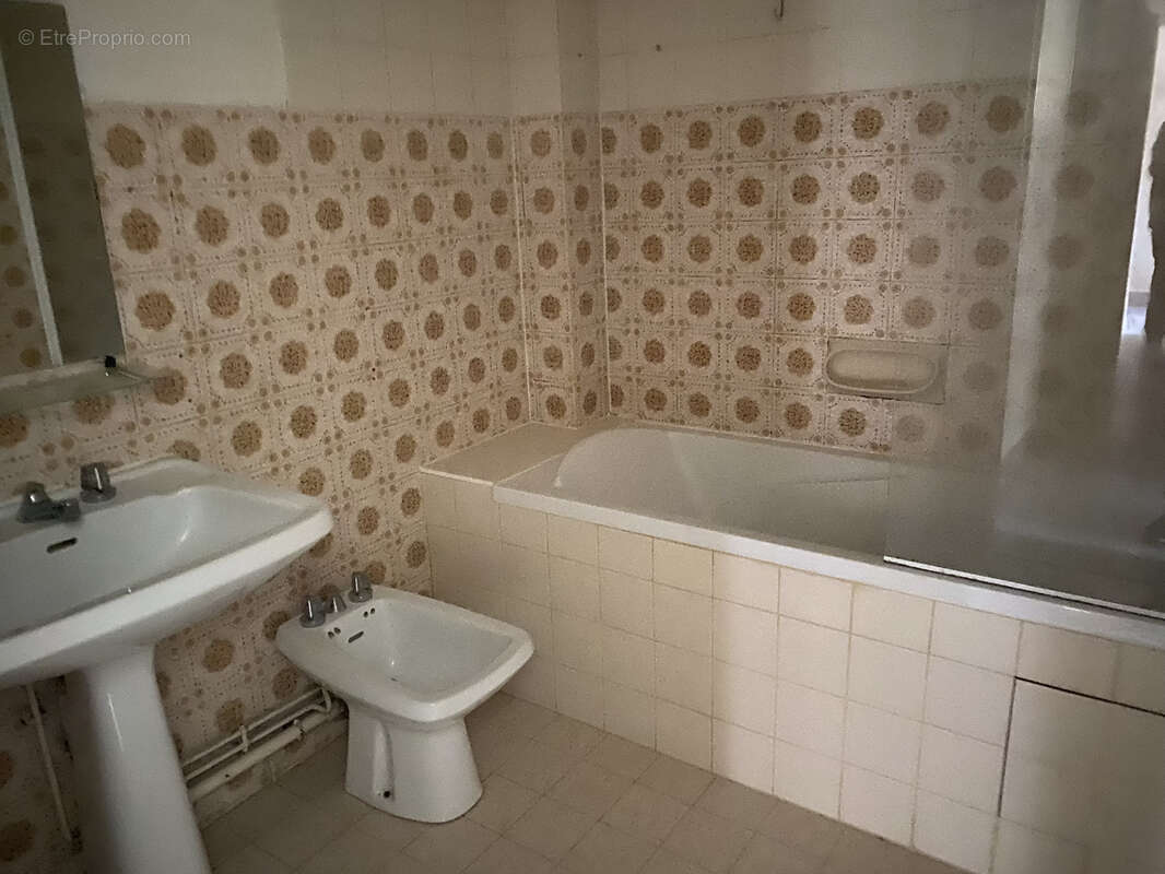 Bel appartement, 2 chambres, séjour, cuisine, salle de bain, wc, 2 parking et cave. - photo 4
