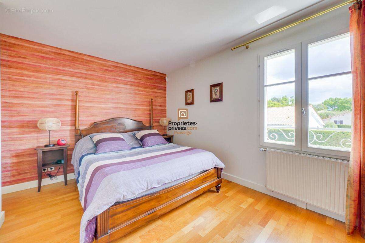 DEPT 33  Mérignac - Maison d'exception 8 pièce(s) 181 m2 avec jardin paysagé et piscine au sel chauffée - photo 16