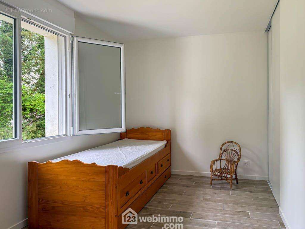 de belles dimensions (13 et 16 m²), - Maison à POUZAUGES
